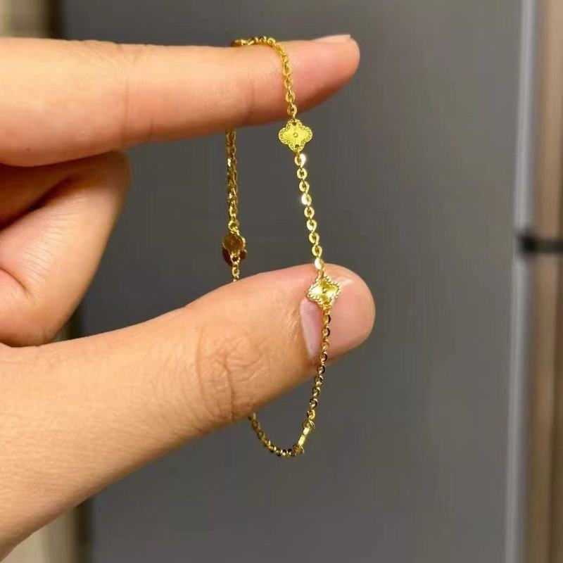 新しいライトラグジュアリーで絶妙なゴールデン四つ葉のクローバー三つ花ブレスレット、女性用ニッチデザイン、多用途でハイエンドのハンドジュエリー|undefined
