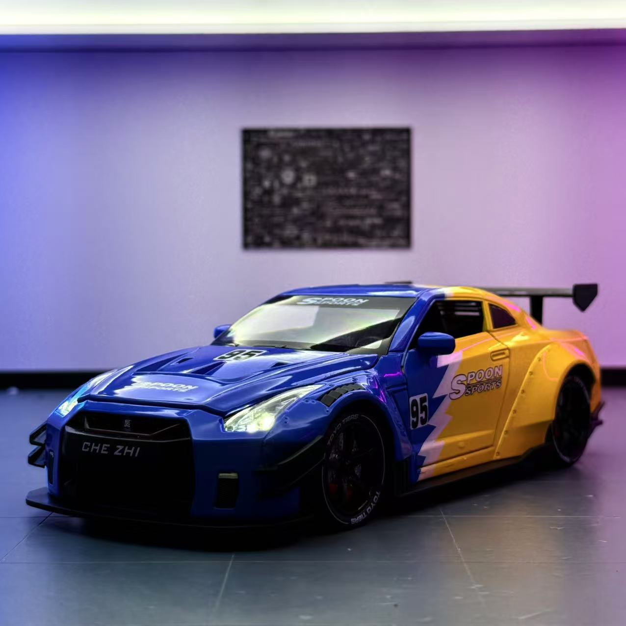 Coche a modelo de coche 1 a 24 Nissan GTR versión de carretera con modelo de sonido de coche deportivo de aleación en aerosol