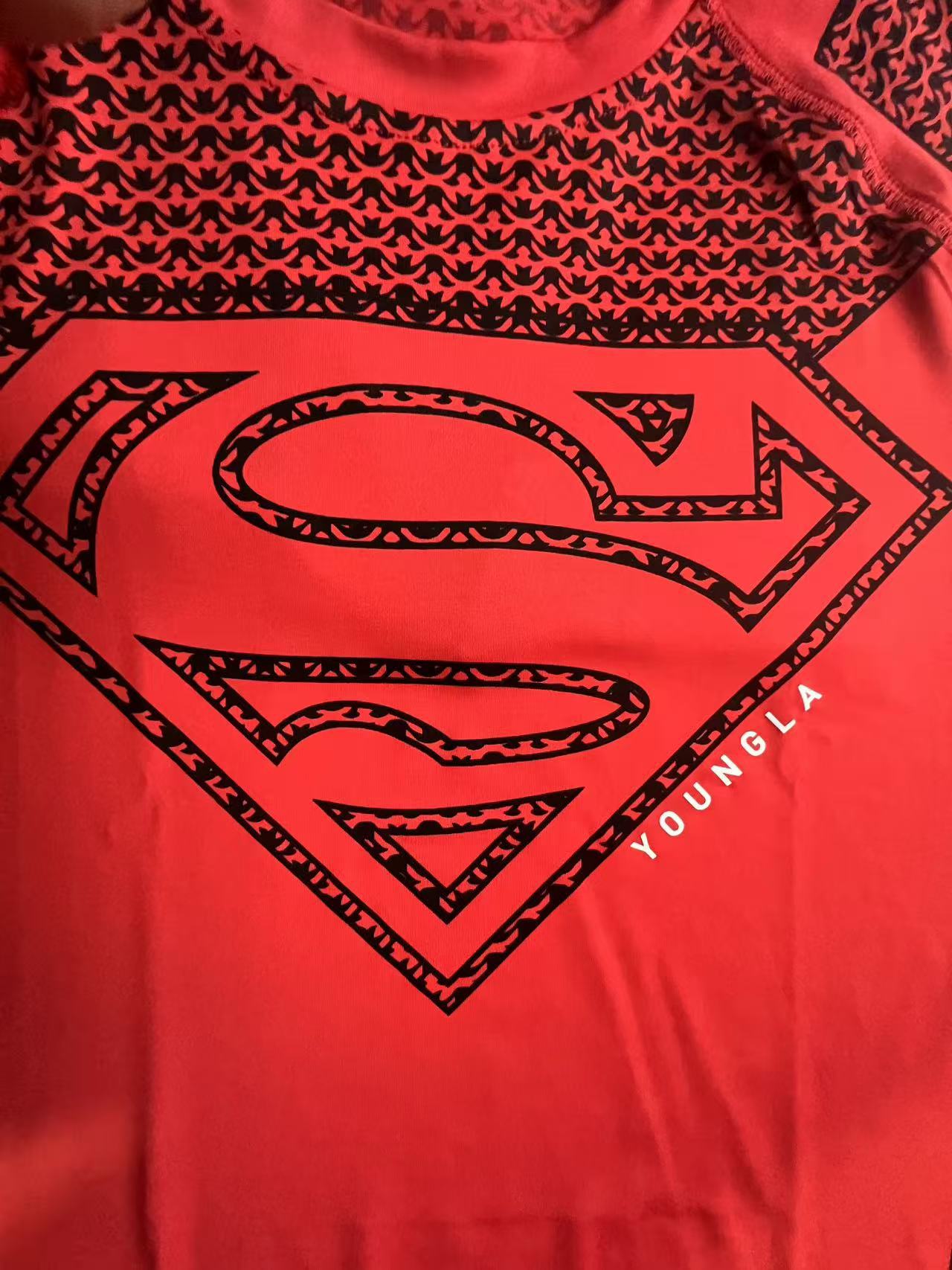 YOUNGLAとスーパーマンの共同ブランド、夏の新作ユースミルクシルクTシャツ、スポーツ通気性タイツトップス