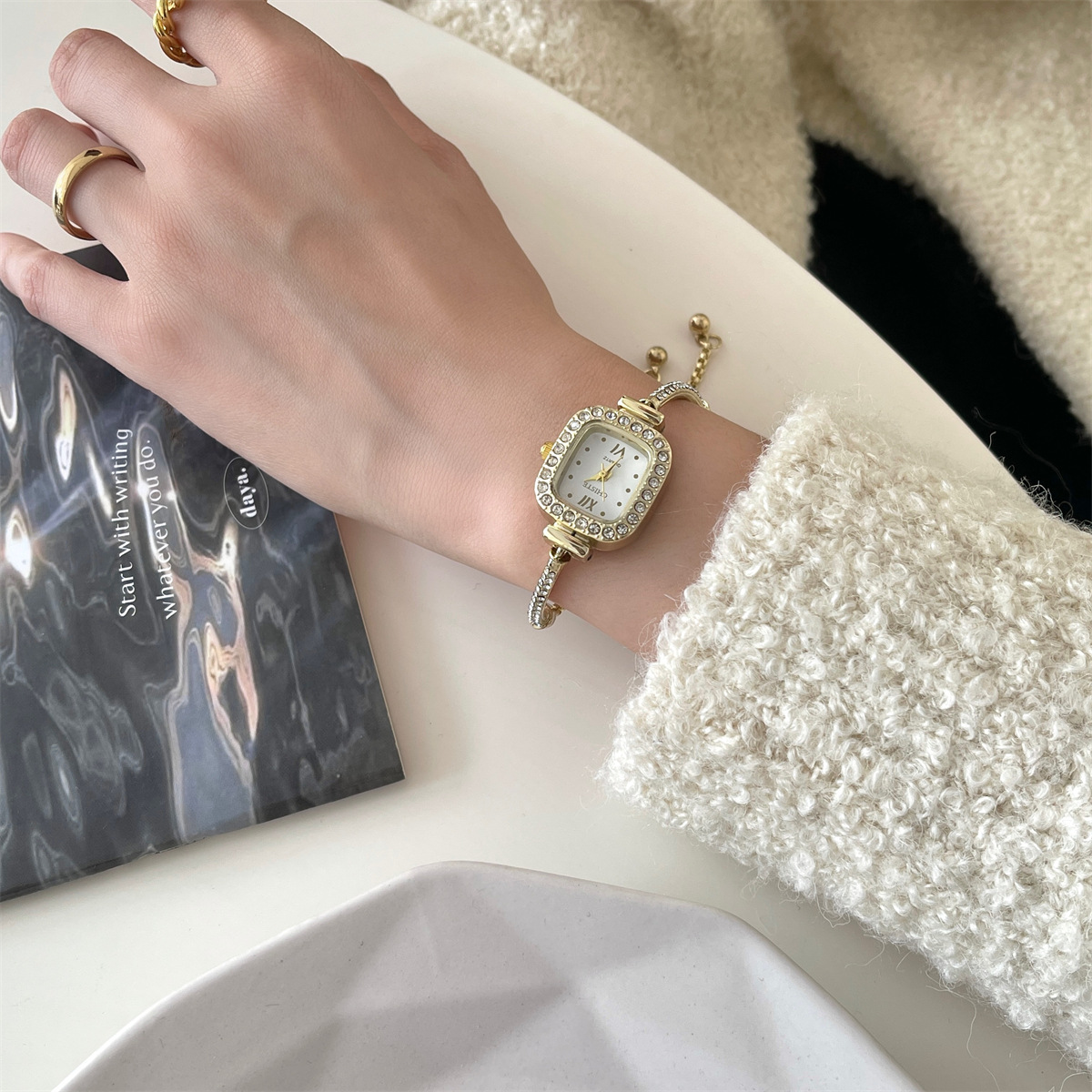 Classic Style Commute Solid Color Jewelry Buckle Quartz Watch display picture 13