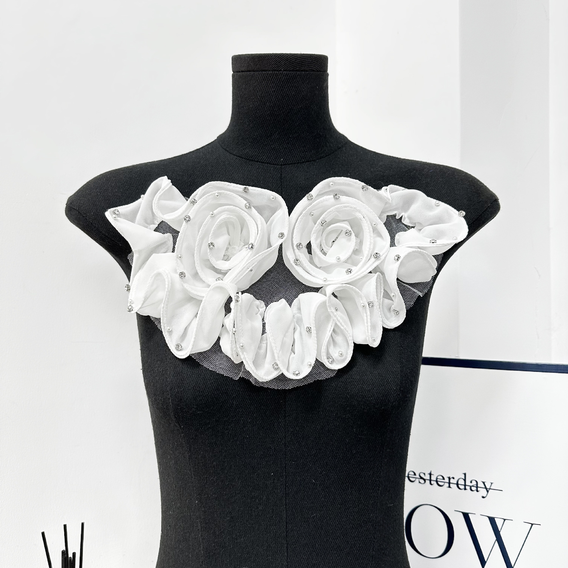 Rose de alto valor de cara con diamantes multicapa plegado flor tridimensional vestido vestido vestido vestido de baile accesorios de decoración