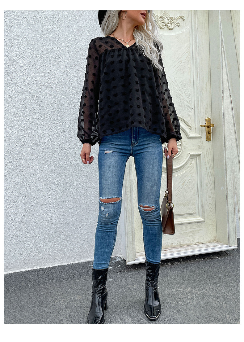 Czarny szyfonowy sweter z długim rękawem i dekoltem w serek, wykonany z wełny i żakardu_voghion.com