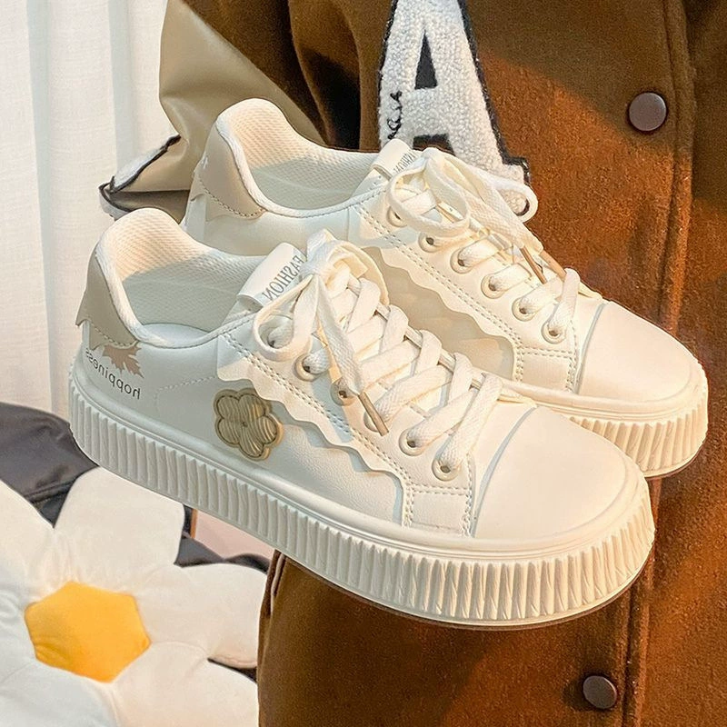 2024 Весенние новые стильные белые туфли, популярная Универсальная Женская обувь в модной художественной нише, оригинальные Спортивные Повседневные кроссовки