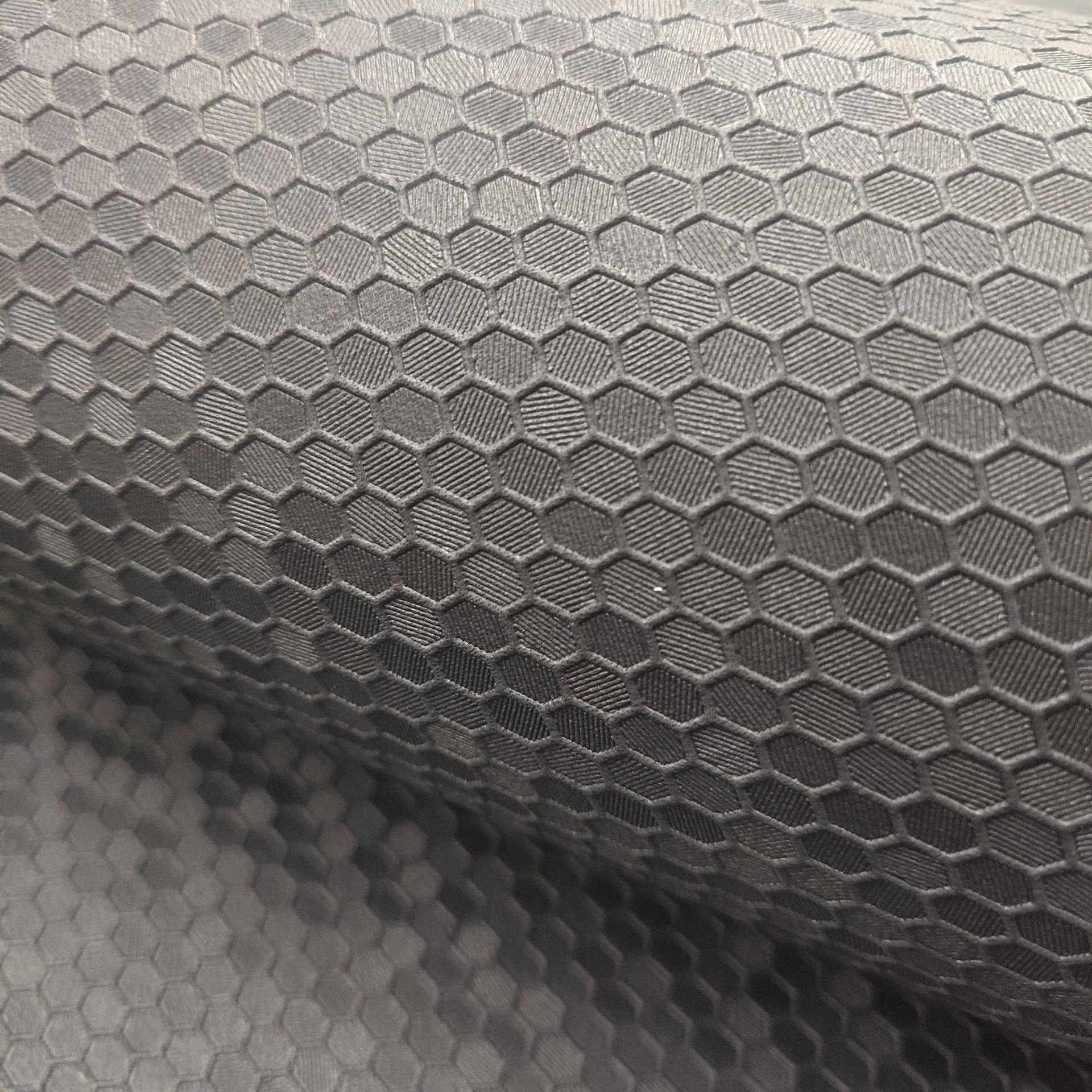 蜂巢头层牛皮压六方形小格子手套皮革面料