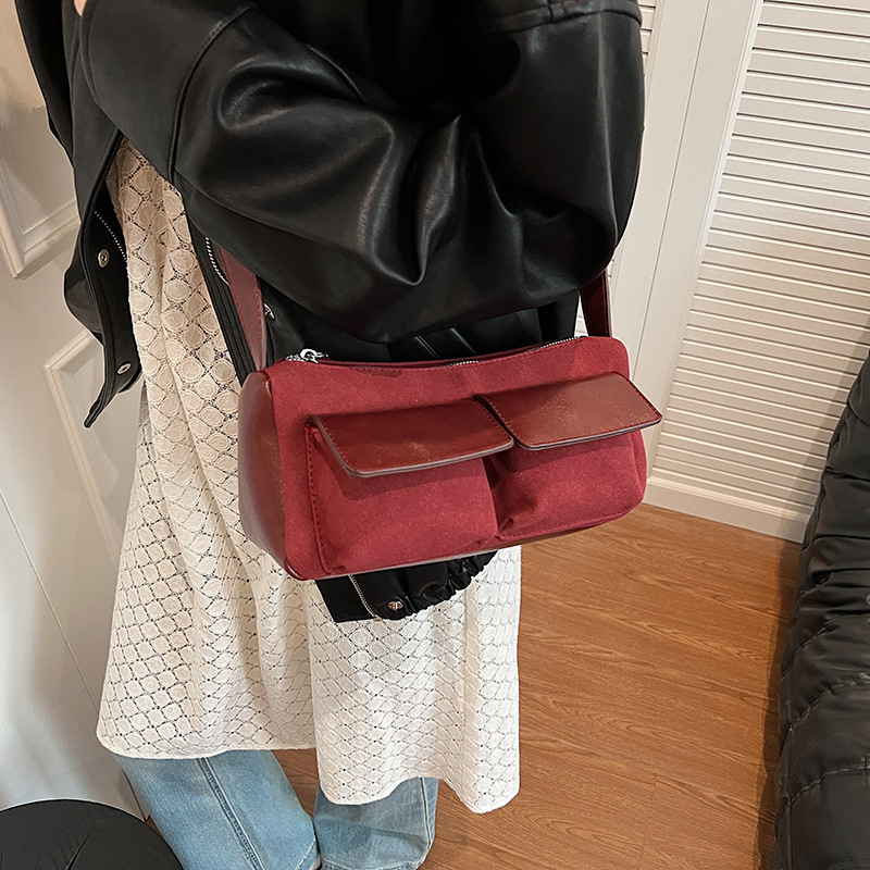 Dongdaemun, Corea del Sur, bolsa de palo de gamuza de gamuza Xiaozhong 2024 otoño e invierno, estilo occidental de moda, bolso de mensajero de un solo hombro con múltiples bolsillos