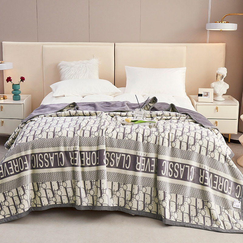 2023 Milk Fleece Cloud Blanket 550g, Reversible Thick Warm Winter Four Seasons Nap Leisure Office Small Blanket