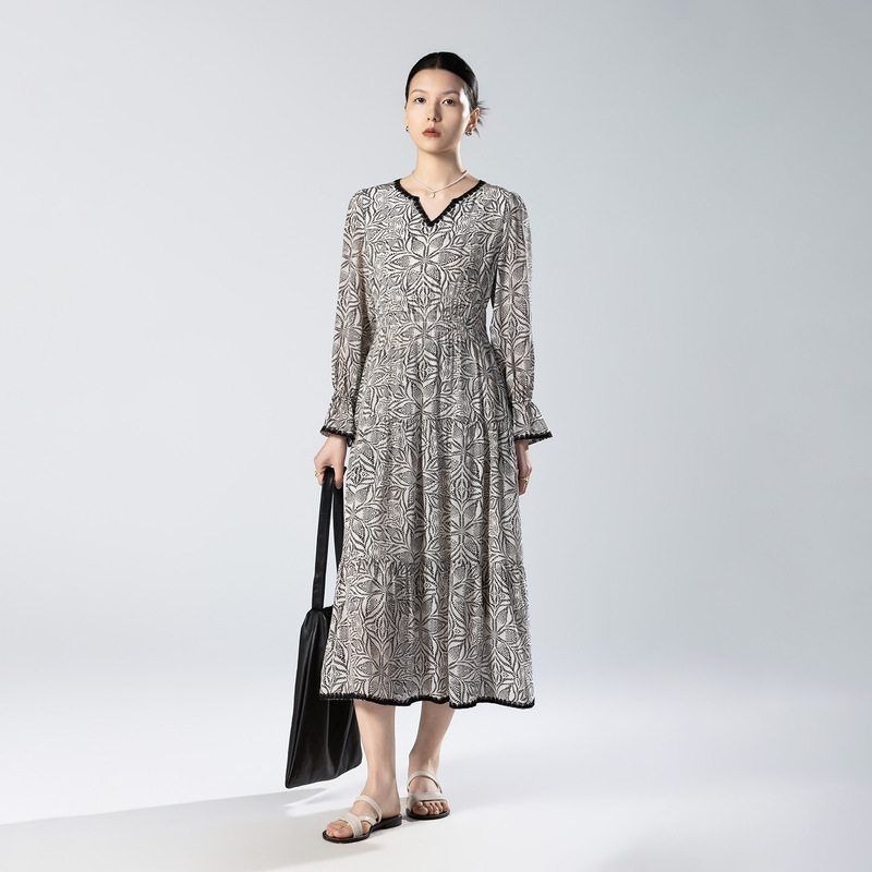 French-Style Elegant Silk Crepe Dress with Black and White Texture Print, V-Neck, Long Sleeves, Waist-Cinching, Slimming, Suitable for Spring, Summer, and Autumn French-Style Elegant Silk Crepe Dress with Black and White Texture Print, V-Neck, Long Sleeves, Waist-Cinching, Slimming, Suitable for Spring, Summer, and Autumn