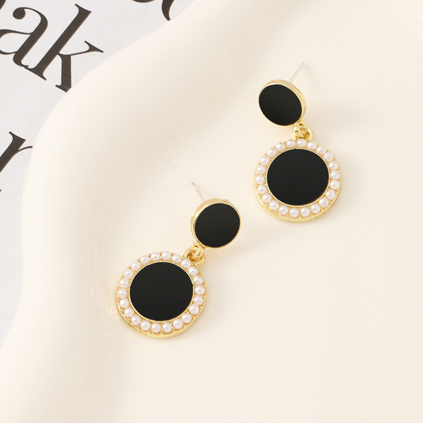 Black retro elegant earrings from pearl