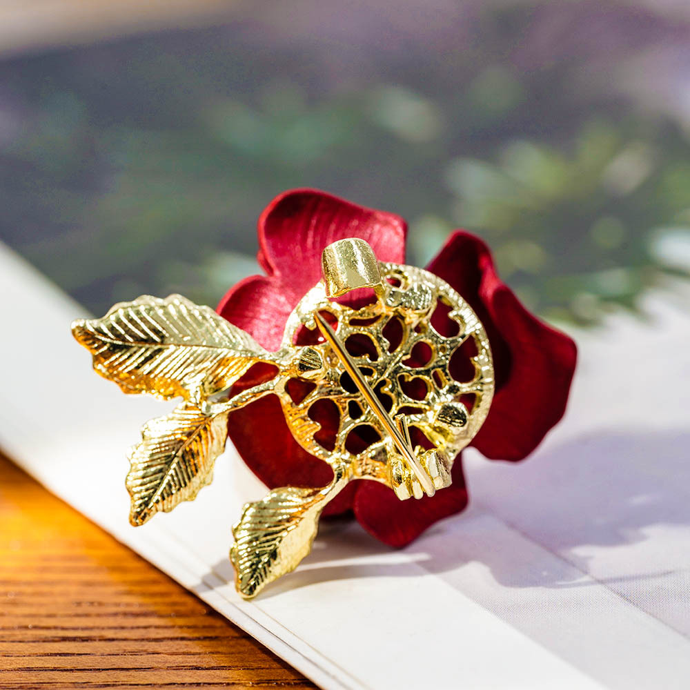 Elegante spilla a forma di rosa per donna camelia rossa con strass_voghion.com