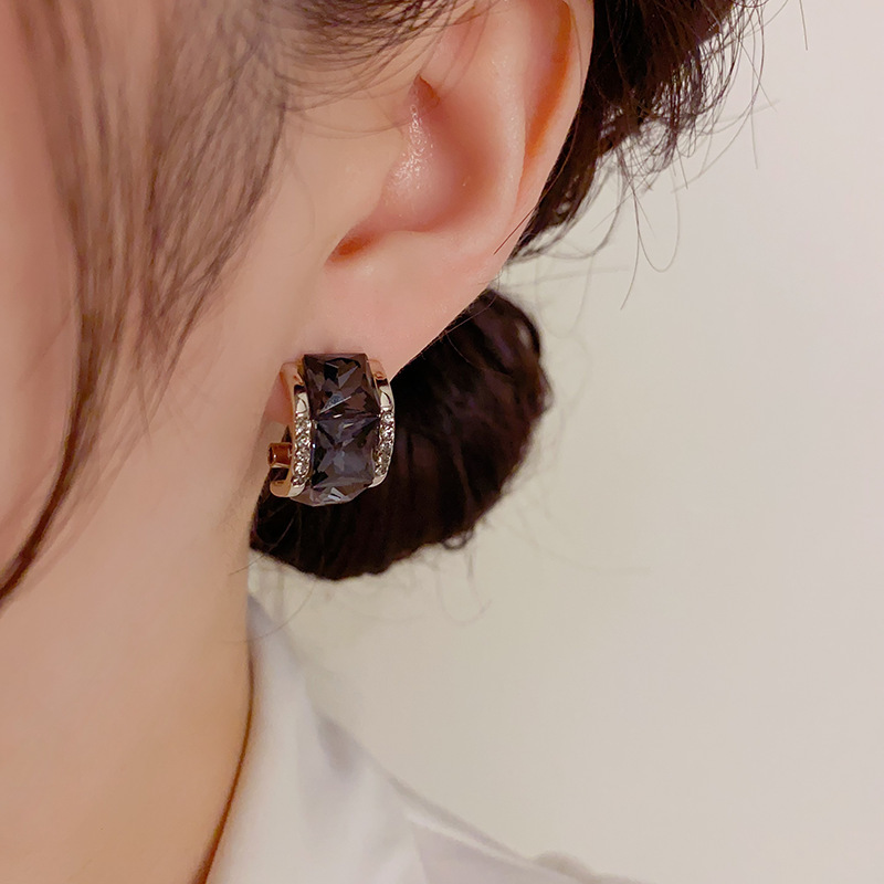 日韓気質軽豪華レトロ黒角ドリルピアス女性s925銀針高級感ファッション個性シンプルイヤリング|undefined
