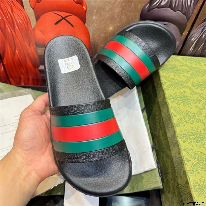 2026 Spring and Summer New Couple Style Slippers, Fashionable Non-Slip European and American Outdoor Versatile Beach Sandals for Men and Women Trendy Shoes 2026 Spring and Summer New Couple Style Slippers, Fashionable Non-Slip European and American Outdoor Versatile Beach Sandals for Men and Women Trendy Shoes