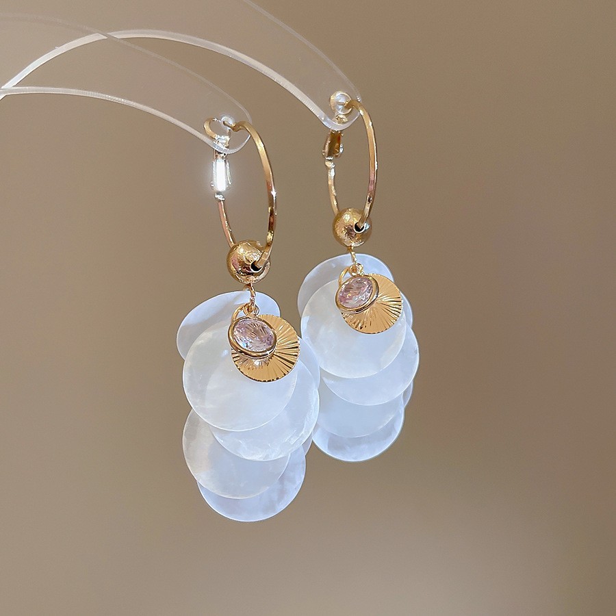 Pendientes de aguja plateados con pétalos de perlas con incrustaciones de diamantes y borlas, pendientes de tuerca de lujo ligeros y de alta gama con un diseño elegante y versátil.