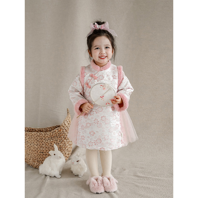 Vestido Cheongsam de Estilo Chino para Niñas, Cálido para Otoño e Invierno 2025, Falda Gruesa con Forro Polar y Estampado Jacquard Completo para Niñas.