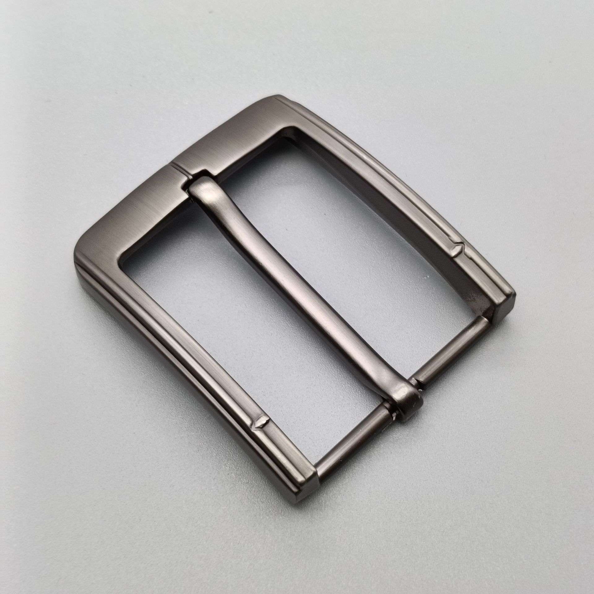 Comercio exterior al por mayor cinturón de aleación para hombres de alta gama hebilla 4.0 cinturón hebilla tipo aguja pistola de cuero dibujo negro