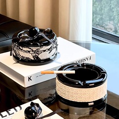中世スタイルのセラミック灰皿、家庭用リビングルーム用、蓋付きのハイエンドニッチ、飛散防止、軽い高級感、クリエイティブな装飾品