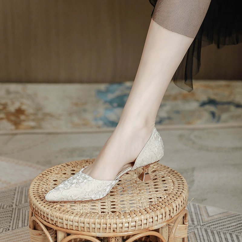 Женские босоножки Baotou Hollow на среднем каблуке, летняя новинка 2025 года, стиль феи, модные, с заостренным носком, на высоком каблуке-шпильке.