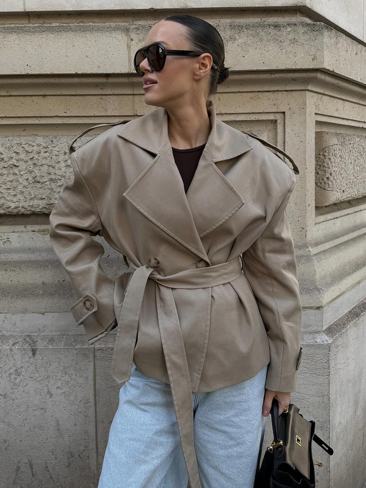 Áo khoác trench coat nữ dáng dài cổ ve, thắt eo phối đai, tay dài — Kaki chi tiết 27