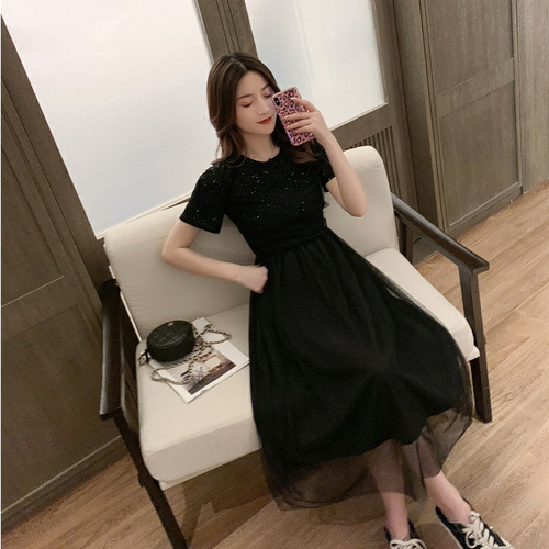 A knee-length shiny world-weary style dress for women, featuring a fresh and sweet chiffon skirt, elegant and stylish, with a small black dress.