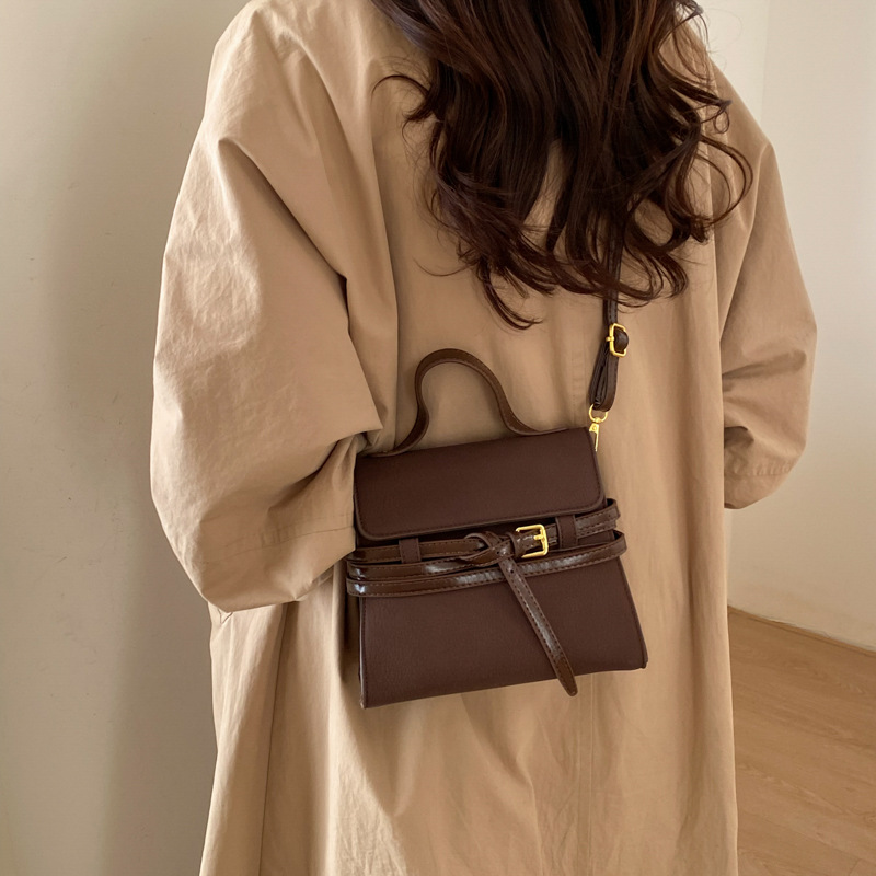 Bolsas de mano de nicho coreano de color contraste para mujeres 2026 primavera textura simple moda diaria correa de hombro mochila