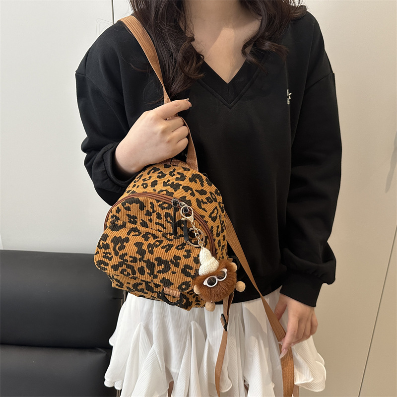 2025 nuevo estilo coreano de moda de terciopelo, leopardo de moda, estilo universitario, ocio, moda, literatura y arte, mochila extranjera.