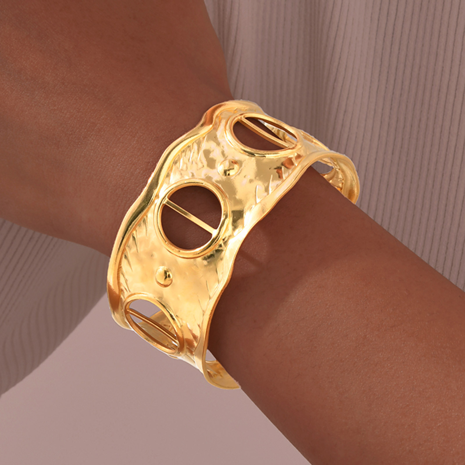 45g Weight Electroplating Gold Plating Process Golden Plated Plating Material Stone-Free Inlay Material Bangle Classification 1 Piece Quantity Daily Occasion 201 Stainless Steel Material Solid Color, Flower Pattern Women's Gender Vintage Style, IG Style Style Plating Craft IG Style Vintage Style Solid Color Flower 201 Stainless Steel Bangle In Bulk 11