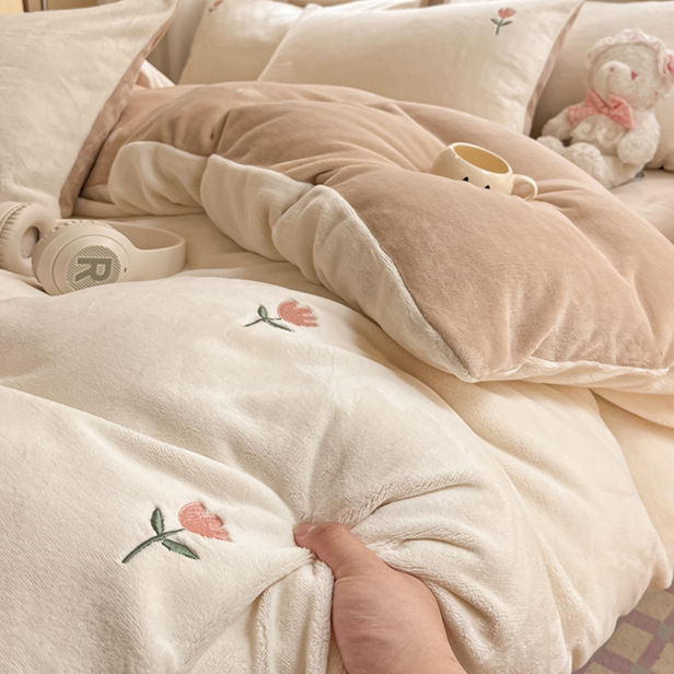 Tres o cuatro piezas de lana de leche gruesa de color sólido pequeño fresco doble invierno lana de coral doble cama de lana simple conjunto