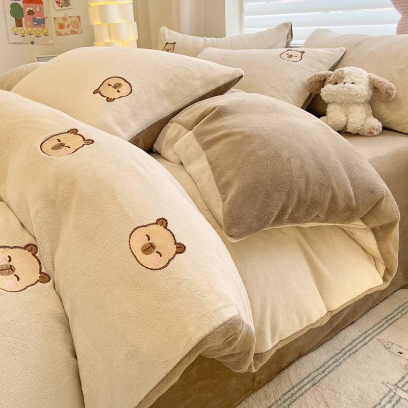 Leche de seda cama de cuatro piezas 2025, nuevo otoño y invierno de seda de coral, sábanas de calentamiento gruesas, colchón de cama de tres piezas