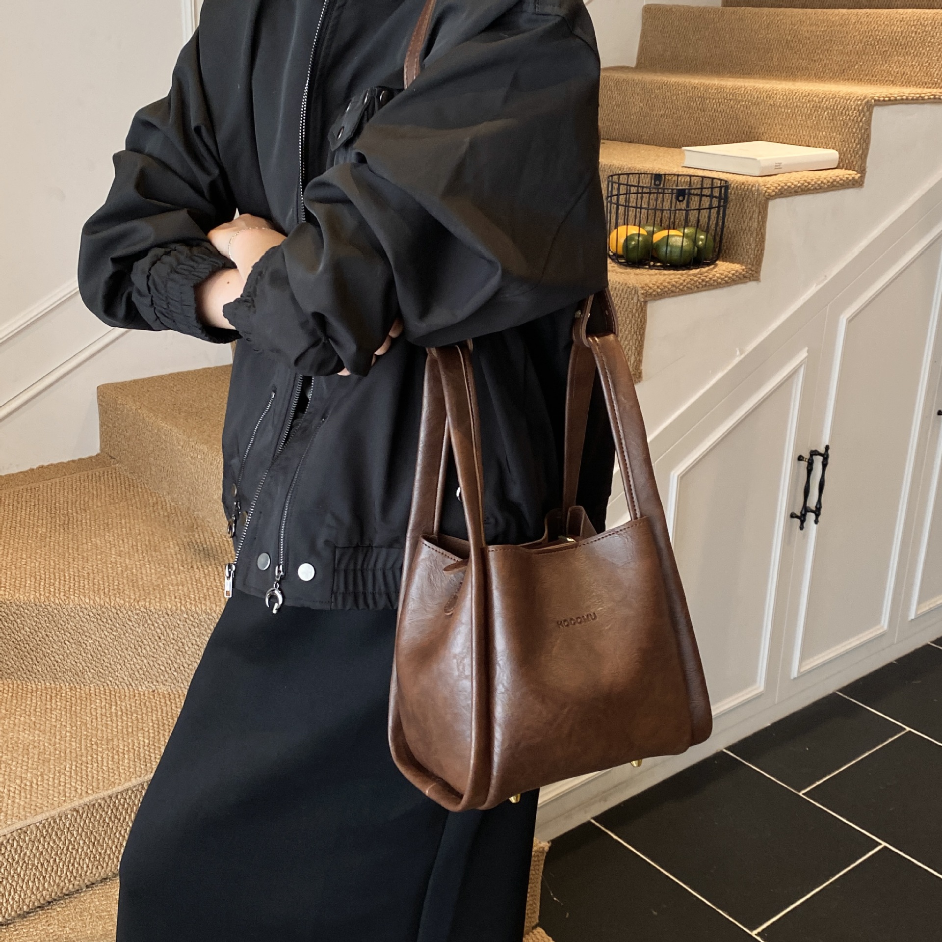 Bolsa de alta sensación para mujeres 2025, nuevo otoño y invierno bolso de cesta de platos de mano, bolso de bolso de balde, bolso pequeño