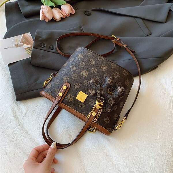 Classic retro sophisticated elegant one-shoulder bag