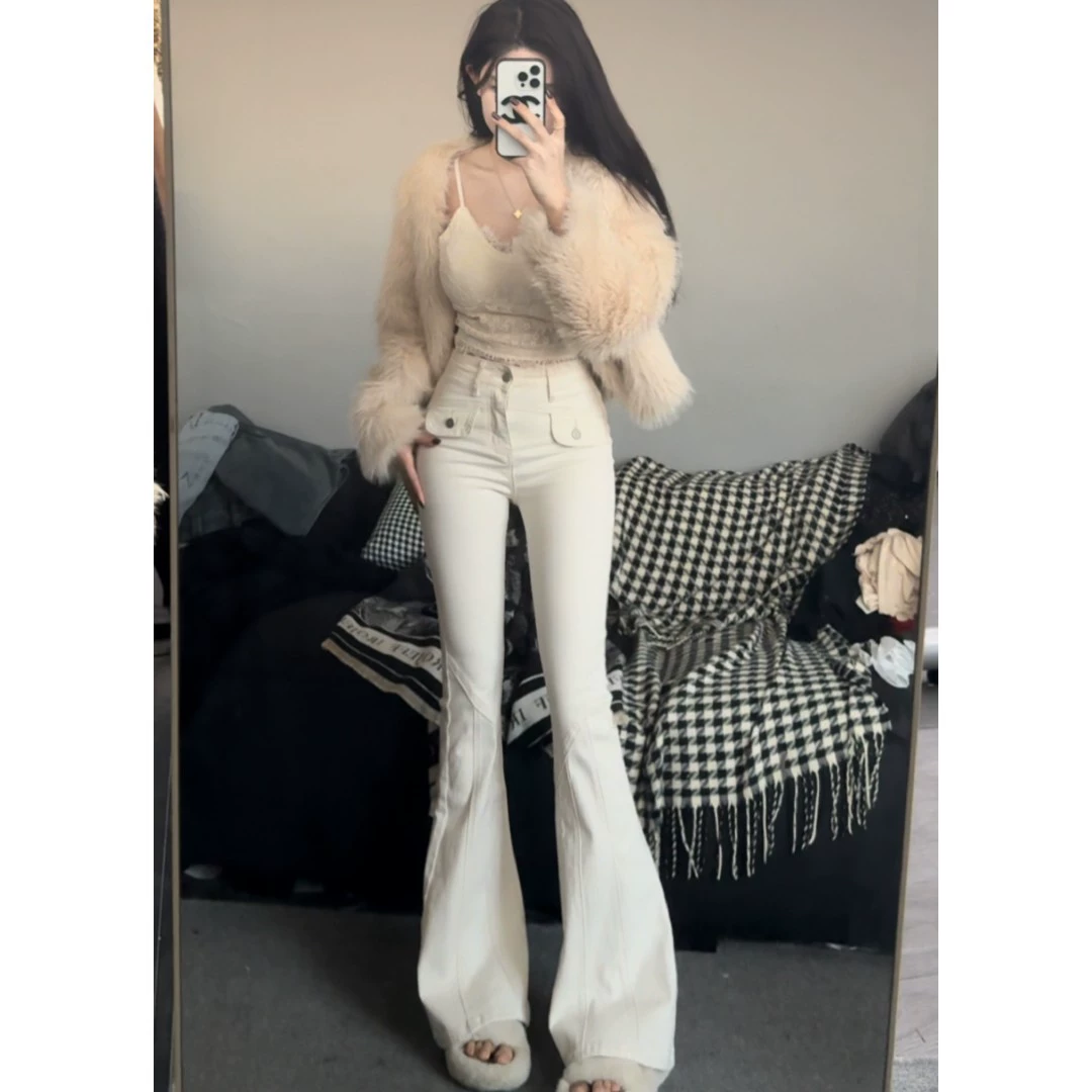 Нежно-белые джинсы с высокой талией микро-эла женские ноги весной 2025 года