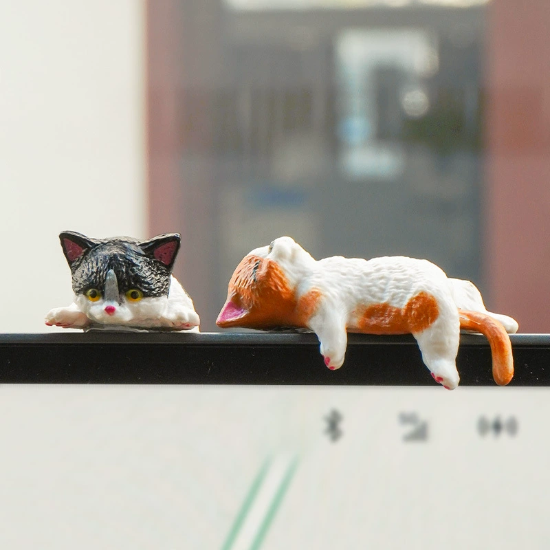 Экран, маленькая кукла, кошка, котёнок