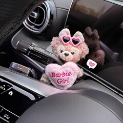 シェリー・メイの車の中で車の装飾をしています。