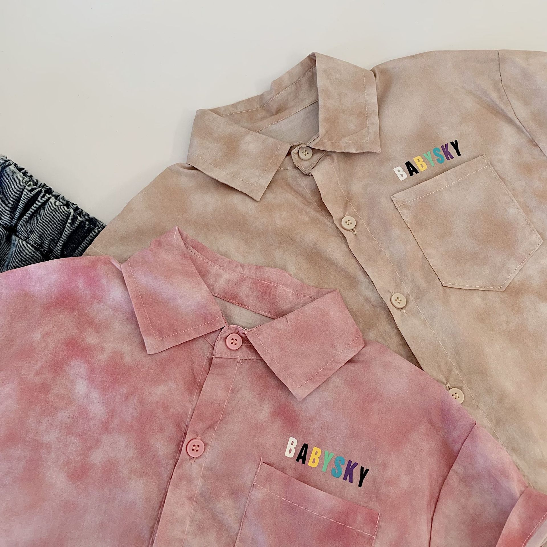 Camisa de manga corta para niños Maibao estilo fino de verano 2025 nueva camisa para niños teñido anudado top de verano para niños