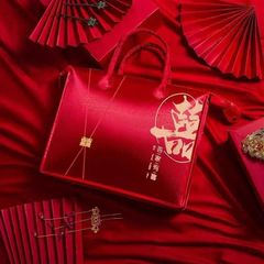 結婚祝いの結婚祝いの四点セットは赤い綿の手提げ袋に包まれて袋を包んでいます。