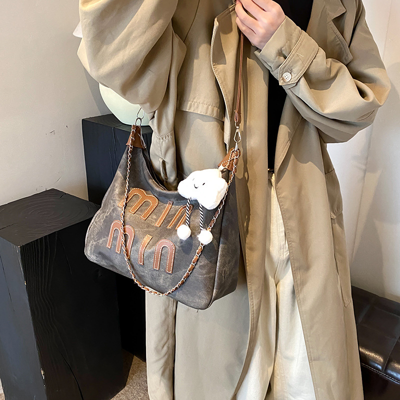 Bolsa de hombro coreana retro para mujeres otoño / invierno 2024 nuevo bolso de brazo de moda casual portátil personalidad textura mochila