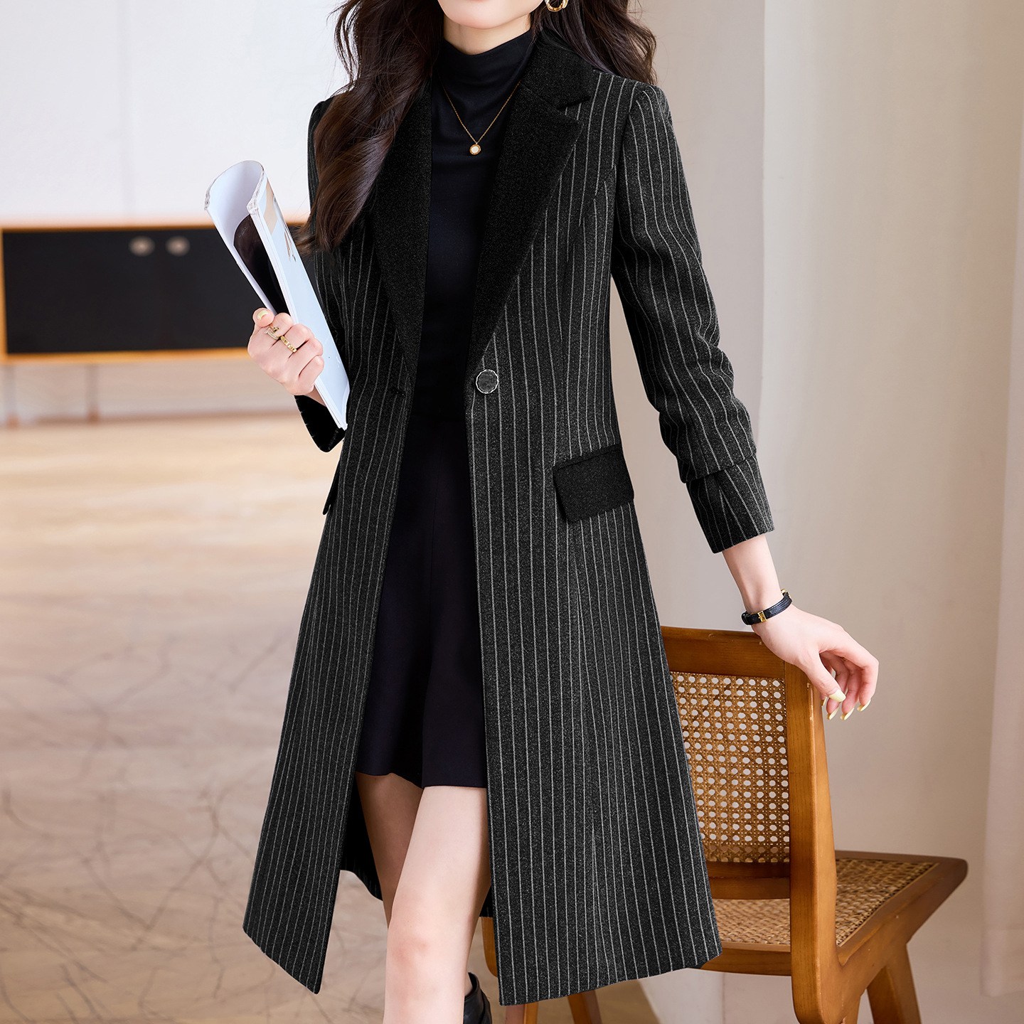 Striped Suit Collar Elegant Jacket for Women 2025 New Autumn and Winter Elegant Fashionable and Age-Reducing Waist Slimming Windbreaker