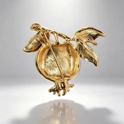 Yaxa sancaqları high-end accessory for suits and coats, symbolizing