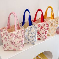 新商品のお土産はかわいいウサギの竜宝の手を持ってキャンバスバッグの弁当袋を持って出勤します。
