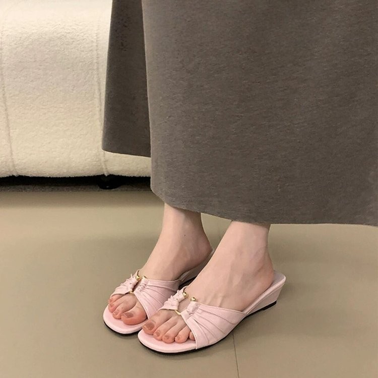 Modas suaves de estilo de estilo de estilo doblado hebilla de metal pendiente con zapatillas de la mujer 06 temperamento de verano zapatillas frías para usar image 4
