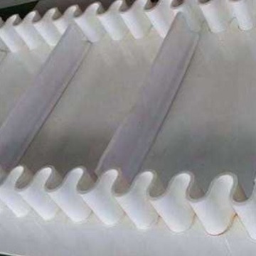 挡板裙边PVC传动带 食品级白色耐磨工业皮带 环形花纹防滑输送带