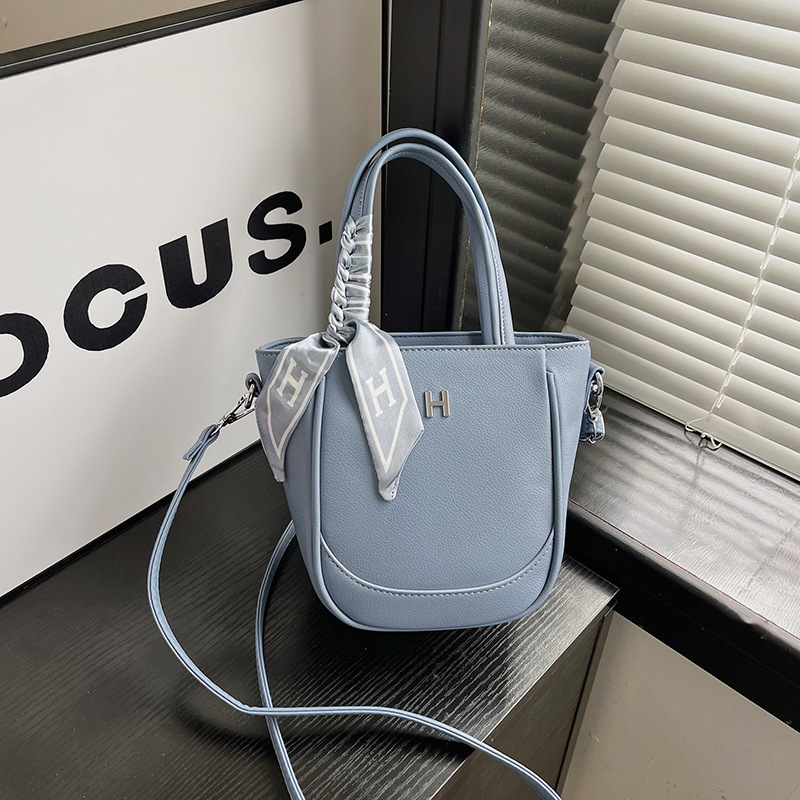 Bolso de cubo de mano 2024 Bolso de hombro de todo fósforo de viaje nuevo transfronterizo Bolso de alta capacidad Bolso de mensajero de bufanda de seda