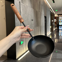 鍋だしまたスプーンだ! 油をかけた鍋の熱い油鍋の卵焼き餃子鍋の長い柄の油を沸かして油を流す専用の鍋に油をかける神器