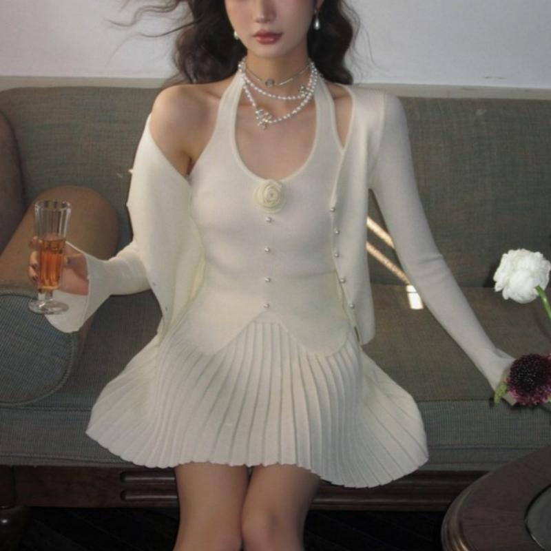 法式别致V领挂脖花朵针织衫女黑色设计感镂空纯欲开叉修身短上衣