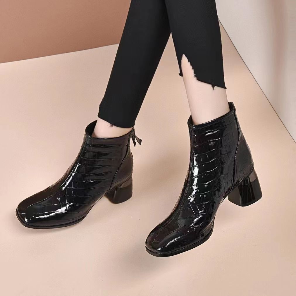 纯欲高跟鞋冬季配裙子气质马丁靴女粗跟绒面瘦瘦靴宽脚方头小短靴