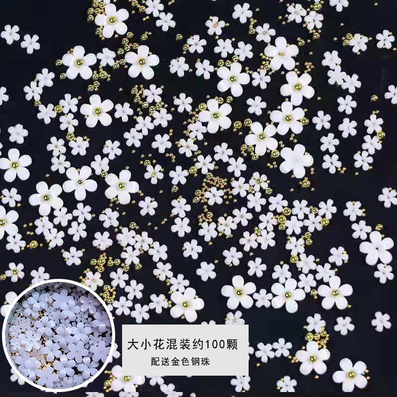 Popular manicura popular en línea pequeña flor blanca tamaño blanco mezclado flor de cinco pétalos con pequeña bola de acero tridimensional decoración de uñas de resina
