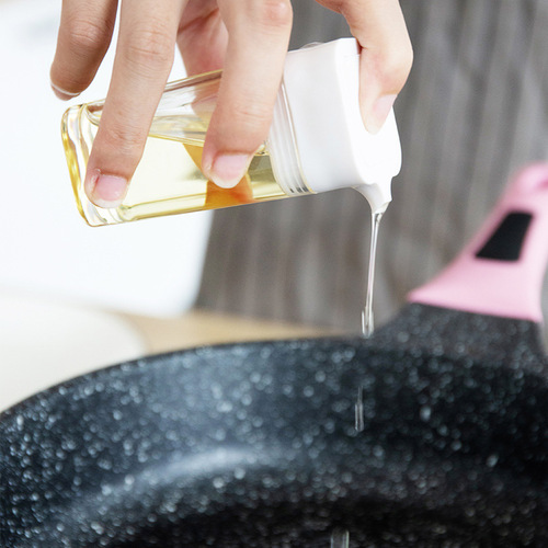 Set of spice bottles for dining table, small divided bottles, mini soy sauce and vinegar bottles, minimalist household design, with holes, pepper and salt bottles, seasoning jars