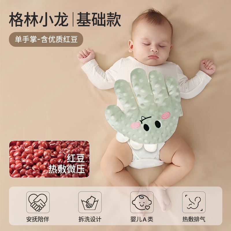 Bebé acariciando el sueño, tranquilizando las palmas, persuadiendo al bebé para que duerma, el bebé se acuesta, persuade al bebé para que se duerma y duerma, bofetada en febrero