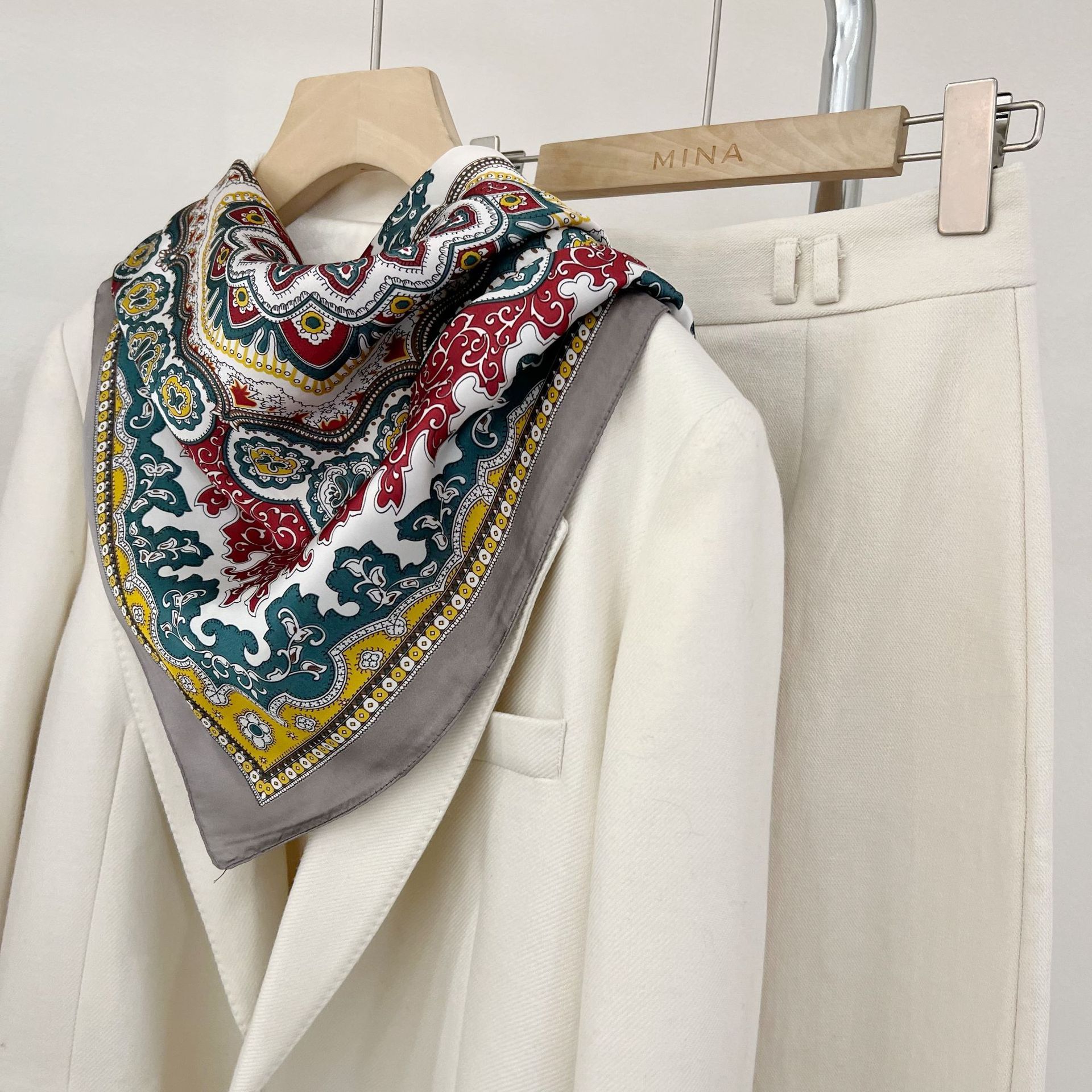 Impresión de letras tridimensionales nuevo estilo 70 pequeños accesorios de bufanda cuadrada bufanda de seda retro bufanda de ropa profesional bufanda de seda simulada