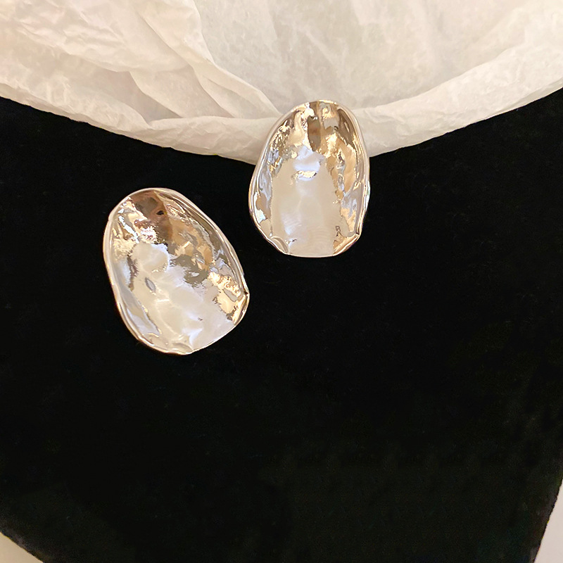 Pendientes de metal irregulares con diseño transfronterizo de aguja de plata Pendientes de moda de nicho de alta gama Pendientes de lujo ligero para mujer