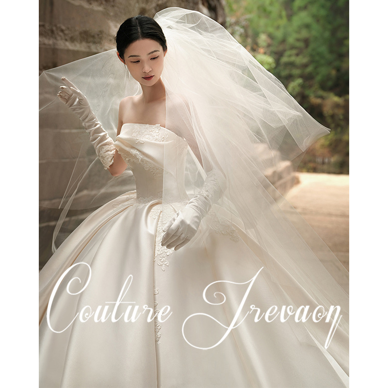 Vestido de novia de lujo de alta gama para novias, nuevo modelo 2026, vestido de satén sin tirantes con un cola grande y único, vestido largo estilo francés.